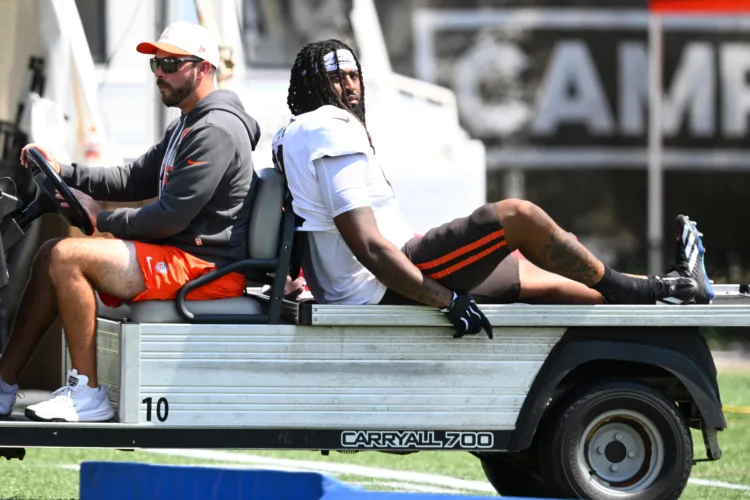 Browns Place DE Alex Wright On Injured Reserve, Sign Derek Barnett